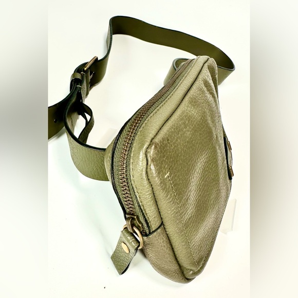 Calvin Klein Unisex Pebble Leather Fanny Bag in Olive - Picture 5 of 10